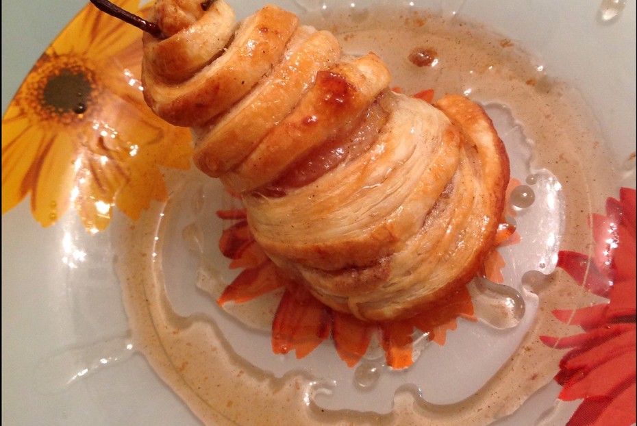 Фото рецепта Медовые груши с пряностями в слоеном тесте