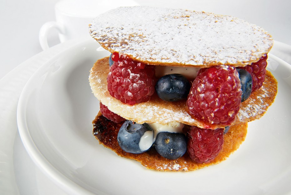 Фото рецепта Мильфей с ягодами и медовым мороженым