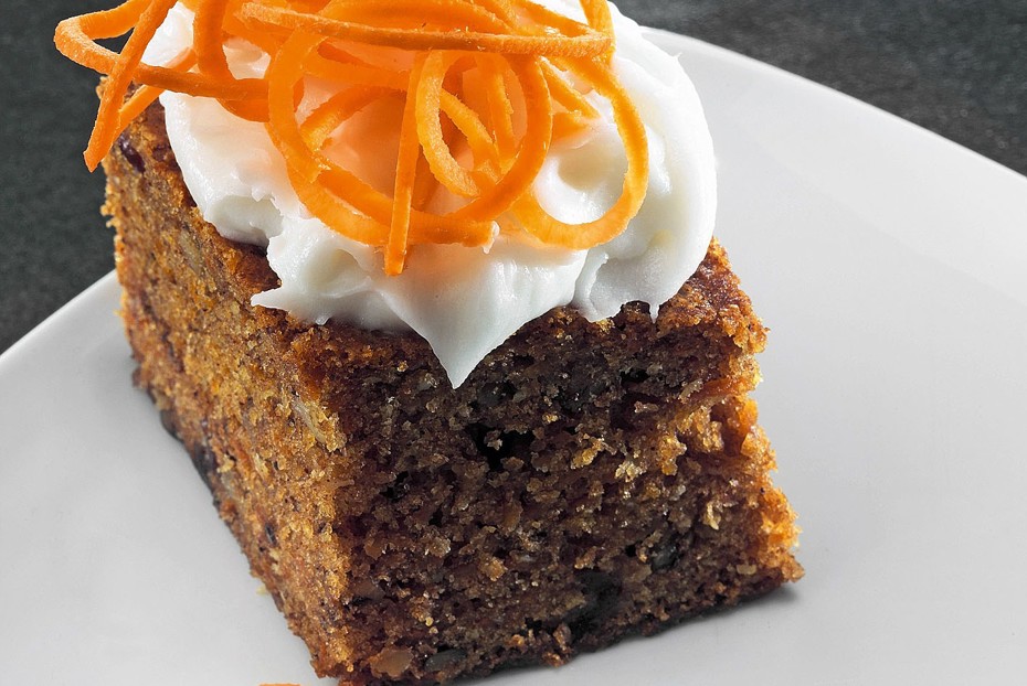 Фото рецепта Морковный пирог с кокосовыми сливками