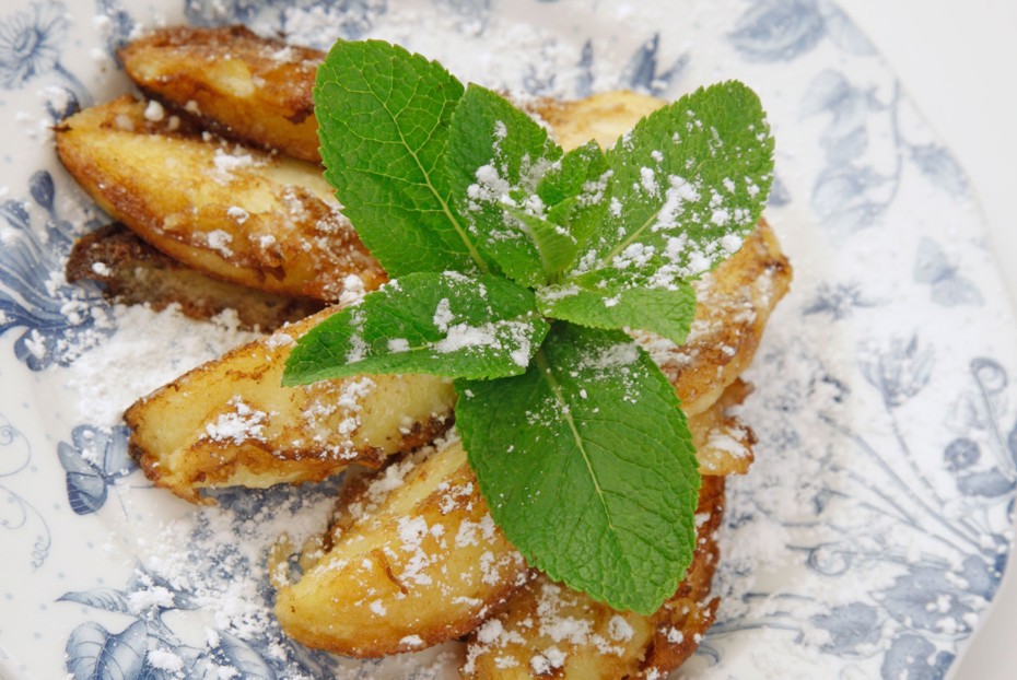 Фото рецепта Обжаренные яблочные дольки в омлете