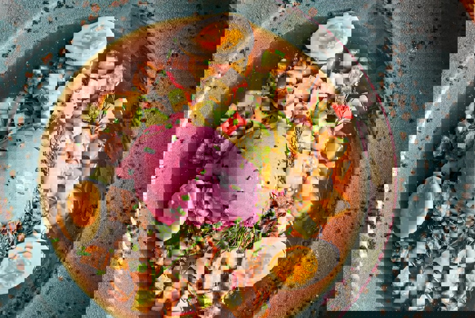 Фото рецепта Окрошка со свекольным мороженым и хреном