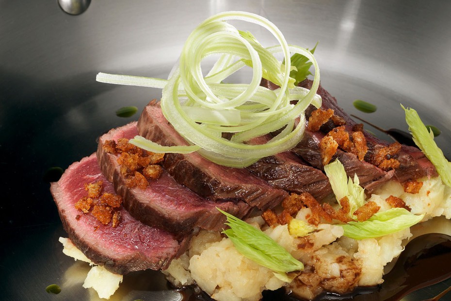 Фото рецепта Оленина с сельдереем и лакричным соусом