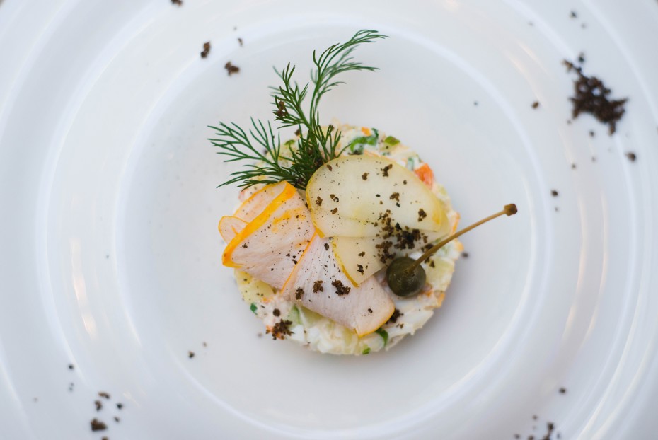 Фото рецепта Оливье с копченой грудкой цесарки