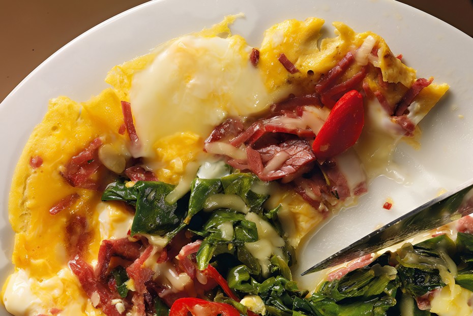 Фото рецепта Омлет с бастурмой и шпинатом