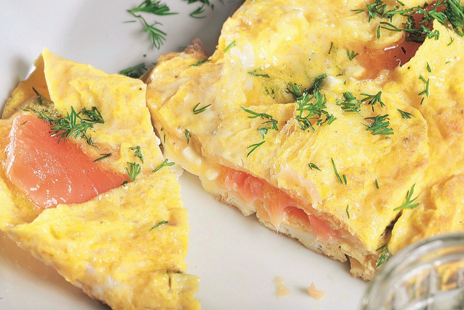 Фото рецепта Омлет с водкой и лососем