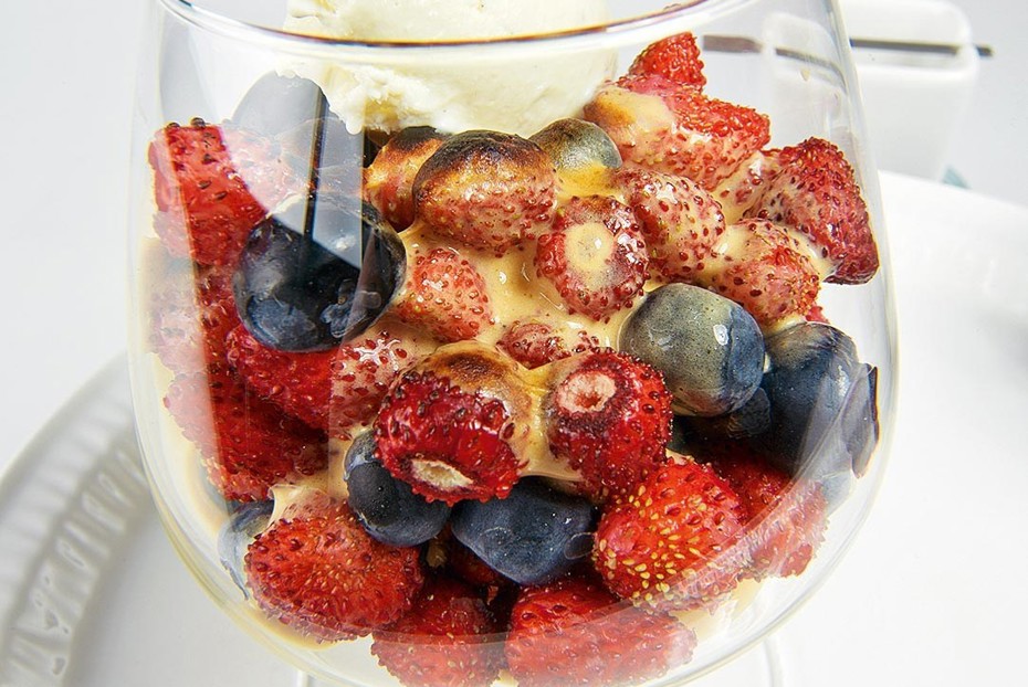 Фото рецепта Ореховый сабайон с ягодами и мороженым