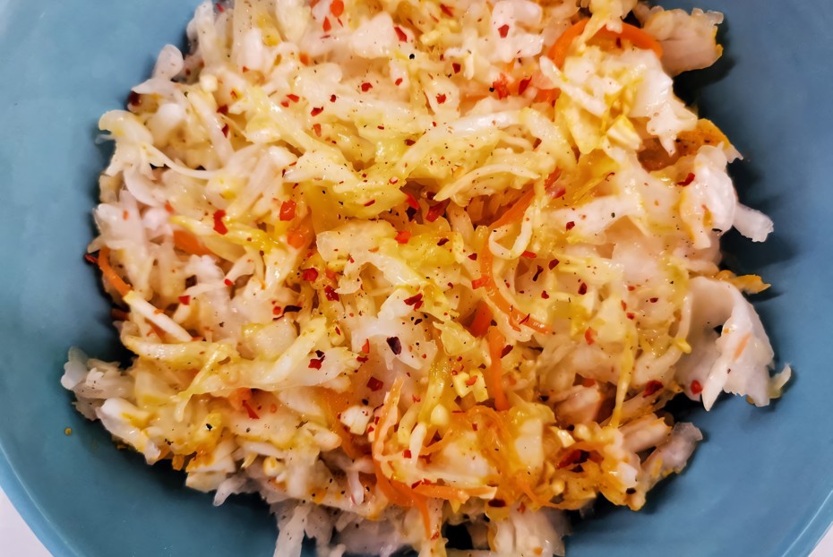 Фото рецепта Острый салат из квашенной капусты с чесноком