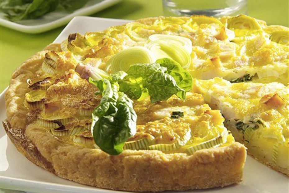 Фото рецепта Открытый пирог с сыром и луком-пореем