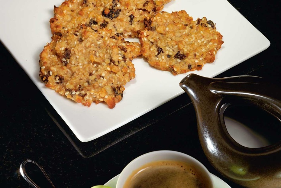 Фото рецепта Овсяное печенье с изюмом и кунжутом