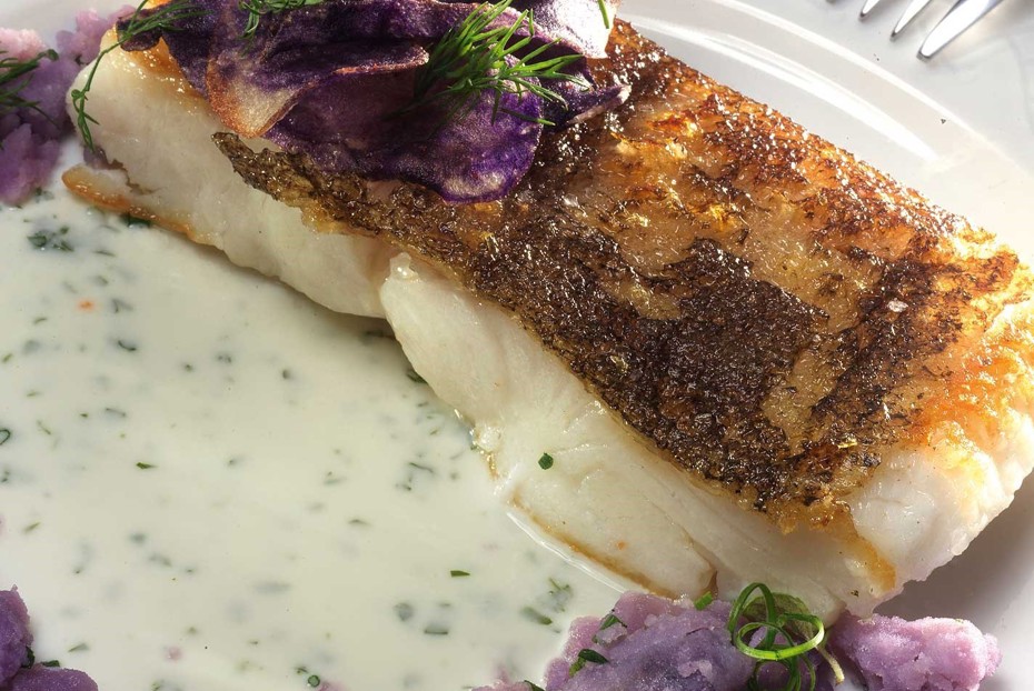 Фото рецепта Палтус с фиолетовым картофелем и соусом из йогурта