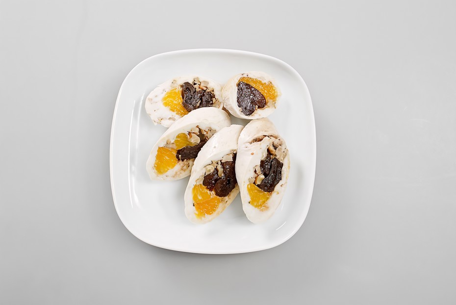 Фото рецепта Паровой куриный рулет с мандаринами и черносливом