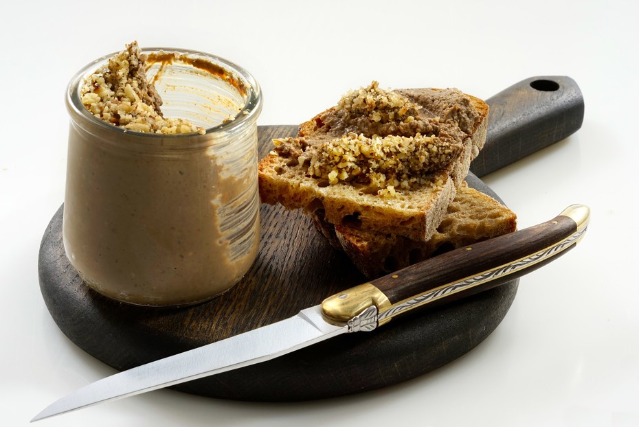 Фото рецепта Паштет из куриной печени с морковью и орехами