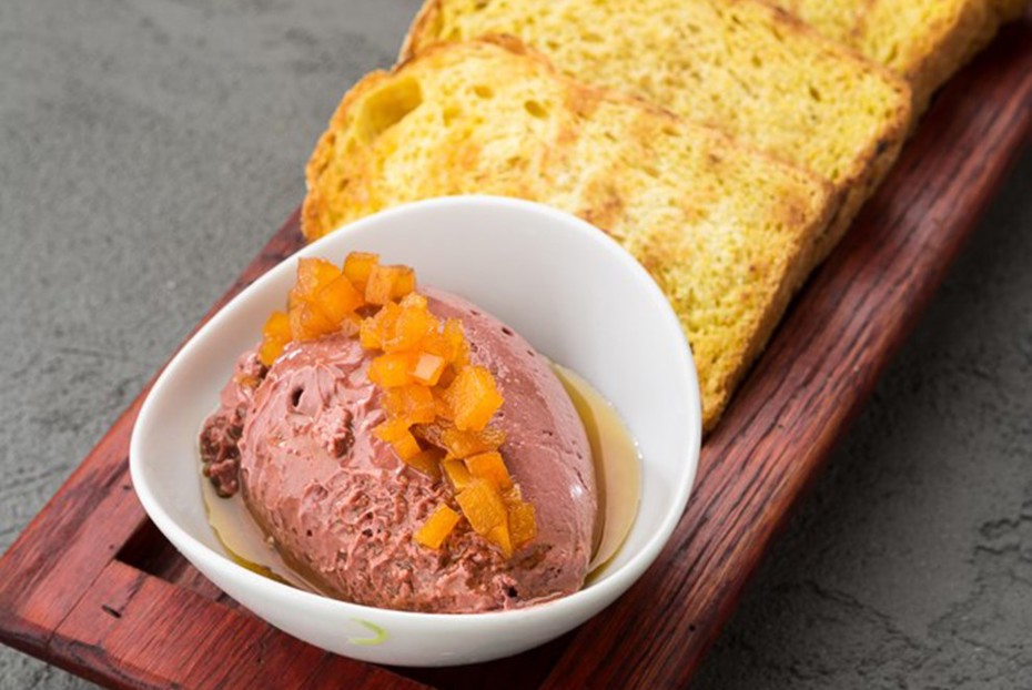 Фото рецепта Паштет из печени индейки с мисо и вареньем из айвы