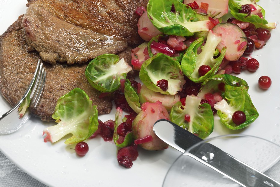 Фото рецепта Печень с шалфеем, клюквой и брюссельской капустой