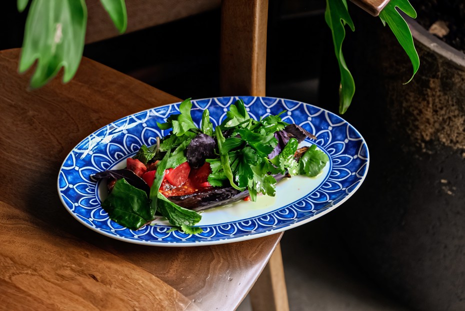 Фото рецепта Печеный баклажан с тахини и томатами