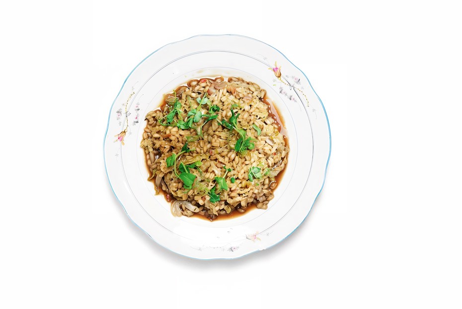 Фото рецепта Перловка, томленая с гранатовым соусом и савойской капустой