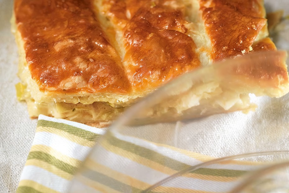 Фото рецепта Пирог из порея и сыра грюйер