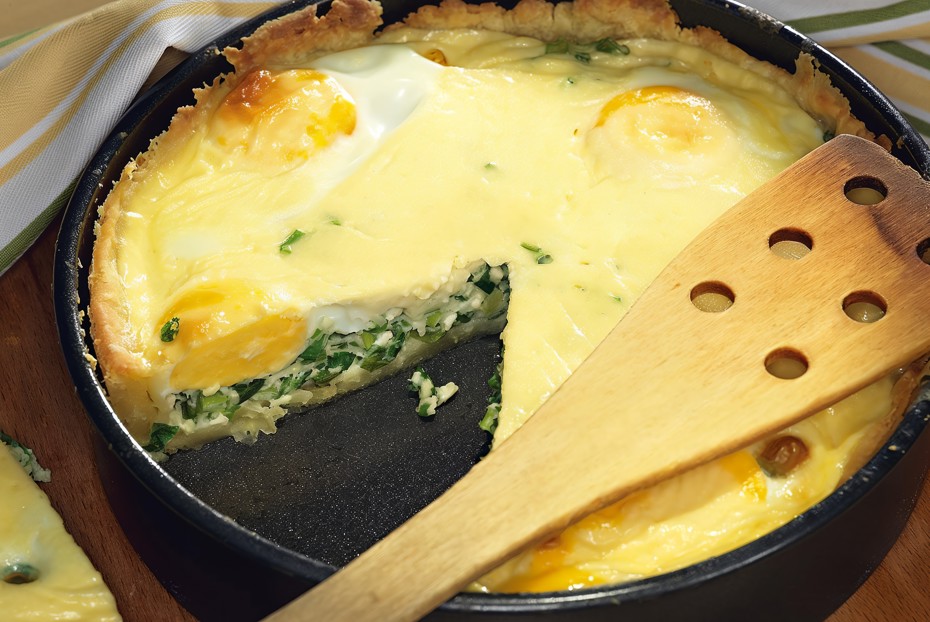 Фото рецепта Открытый пирог с луком и яйцом