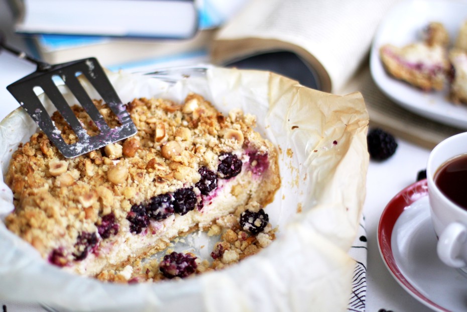 Фото рецепта Пирог с творожным кремом и ежевикой