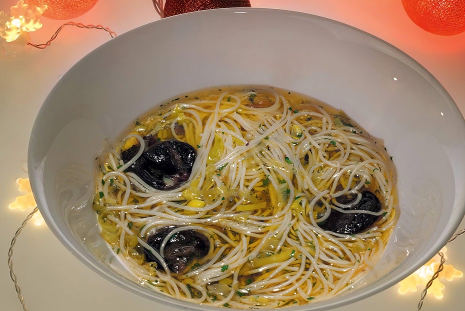 Фото рецепта Похмельный суп с лапшой и пореем