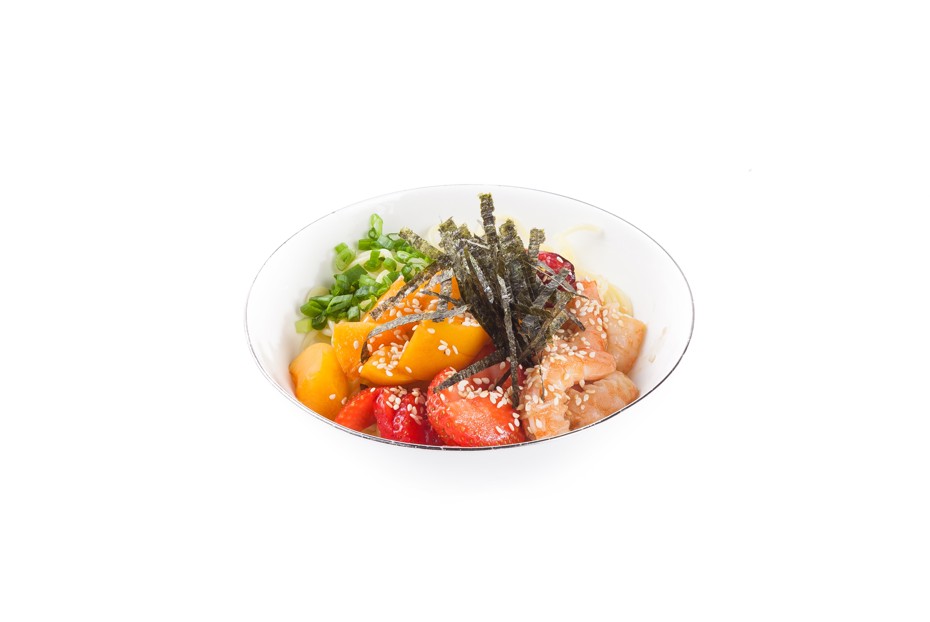 Фото рецепта Поке с лапшой, креветками и сезонными ягодами