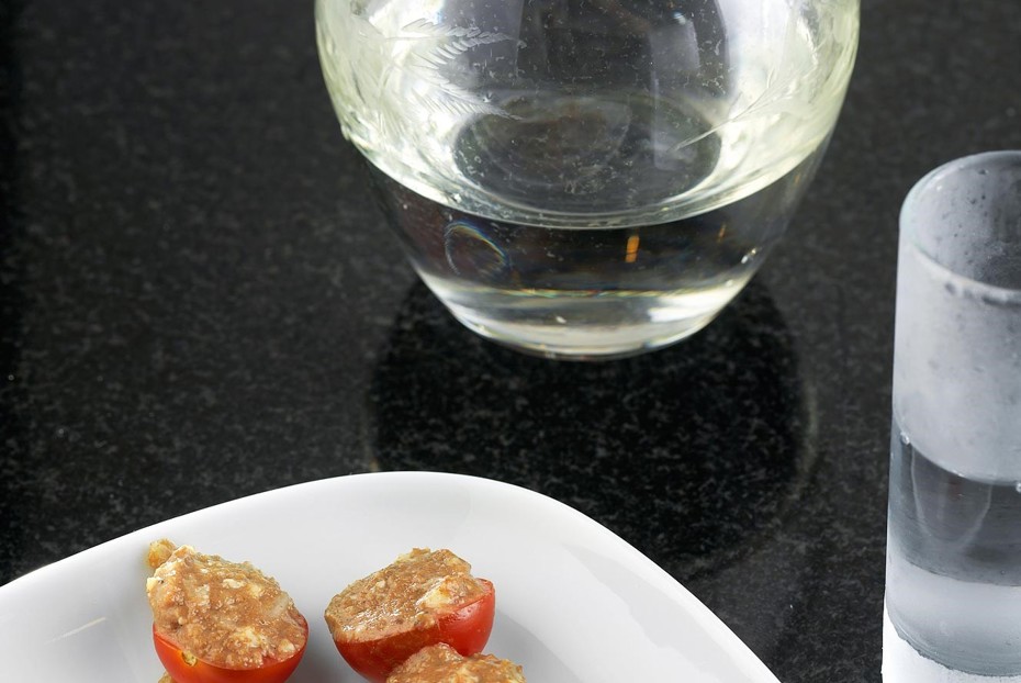 Фото рецепта Помидоры черри фаршированные пастой с чесноком