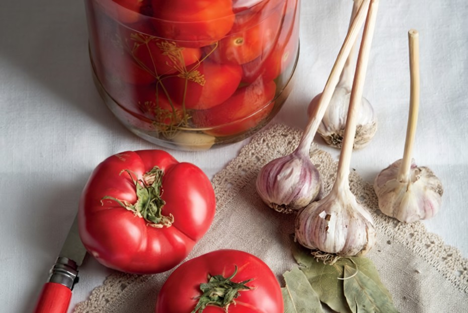 Фото рецепта Помидоры, маринованные с душистым перцем