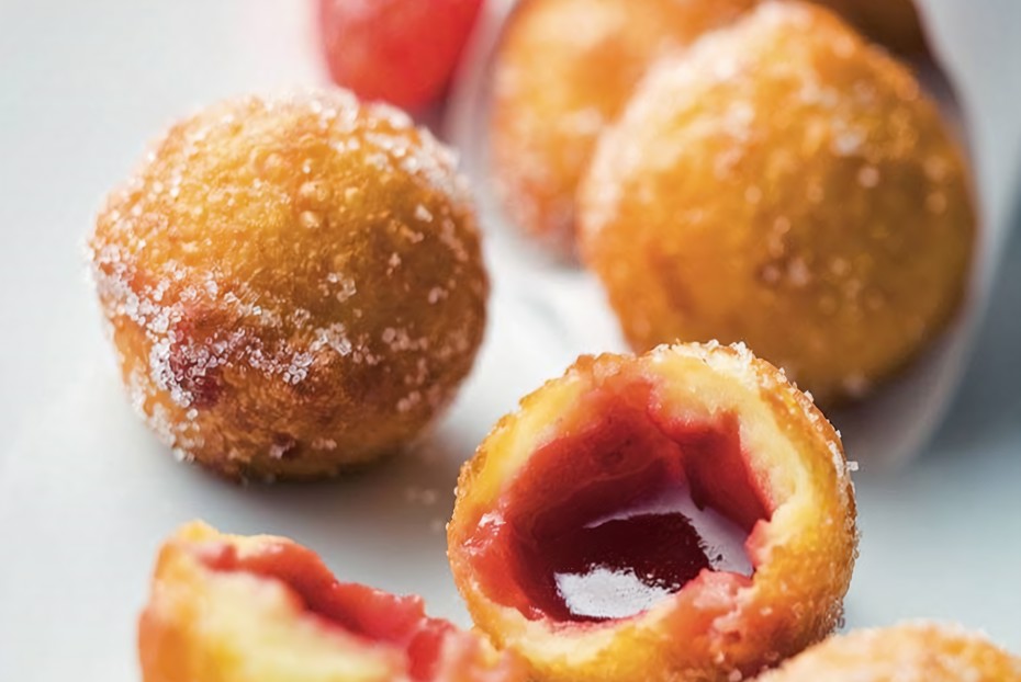 Фото рецепта Пончики с клубнично-ванильной начинкой