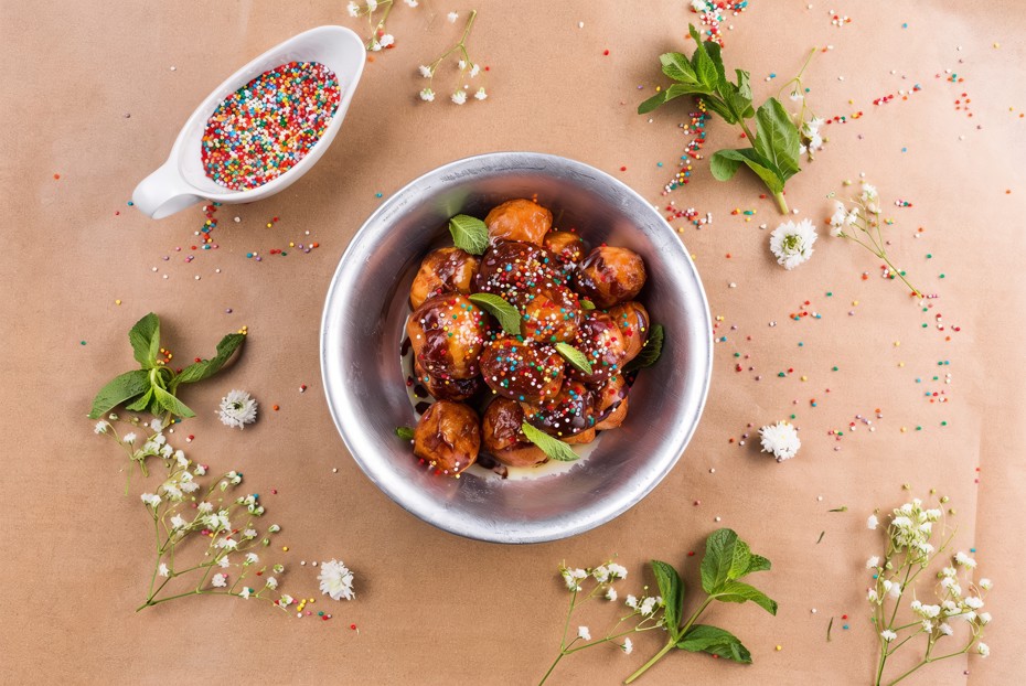 Фото рецепта Пончики с шоколадным соусом