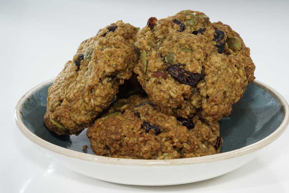 Фото рецепта Постное овсяное печенье с клюквой и тыквенными семечками