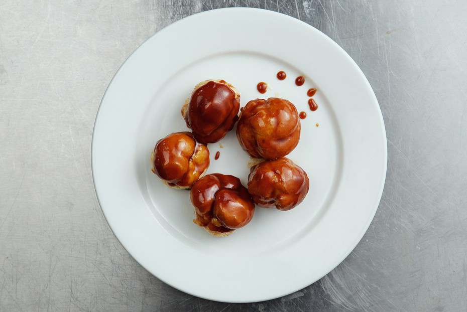 Фото рецепта Профитроли с заварным кремом и карамельным соусом