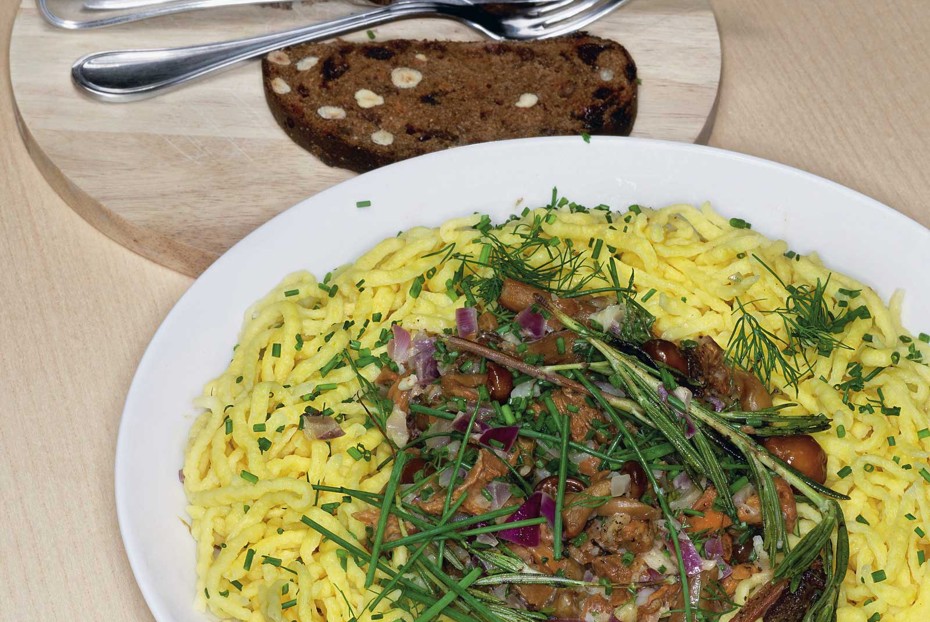 Фото рецепта Пшеничные клецки с тушеными грибами и розмарином