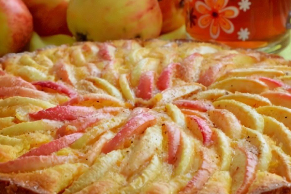 Фото рецепта Пышная шарлотка с яблоками