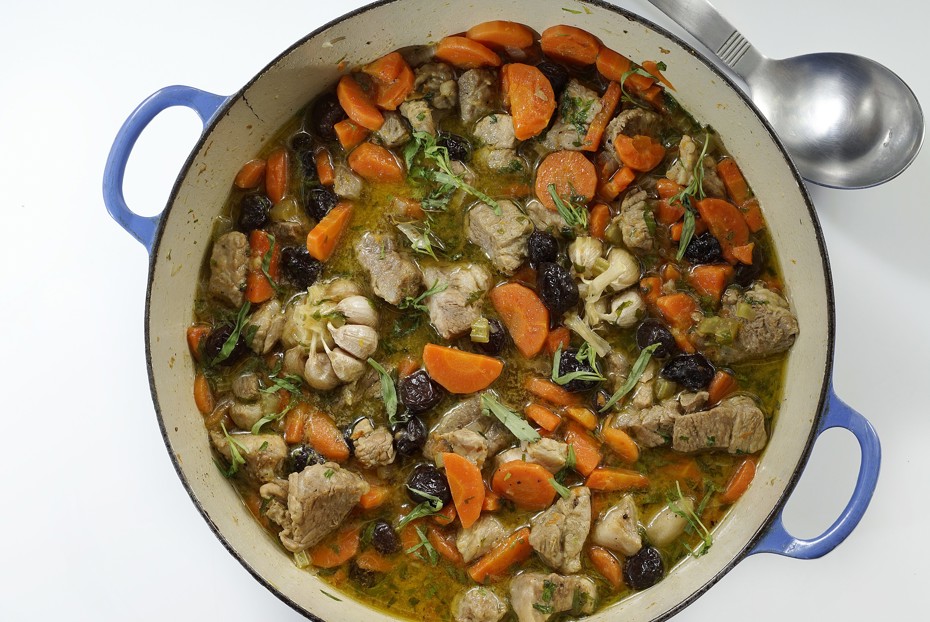 Фото рецепта Рагу из свинины с маслинами и морковью