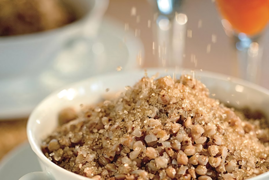 Фото рецепта Рассыпчатая гречка с яблочно-морковным шотом