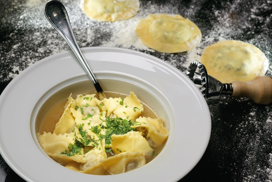 Фото рецепта Равиоли с говядиной в курином бульоне