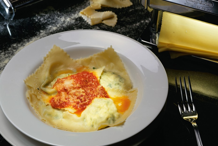 Фото рецепта Равиоли со шпинатом и томатной сальсой