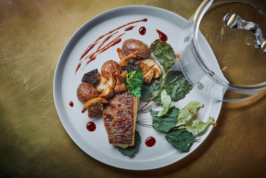 Фото рецепта Речная форель на гриле с липой и лесными грибами