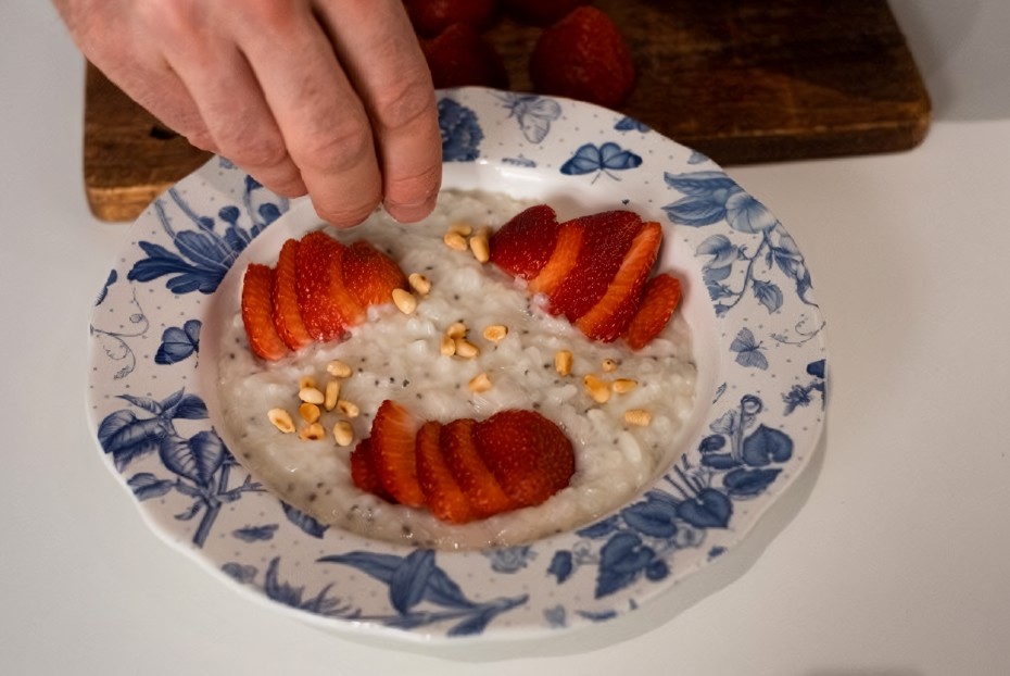 Фото рецепта Рисовая каша с клубникой и семенами чиа