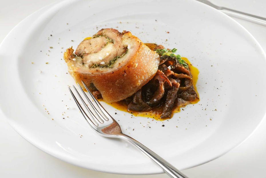 Фото рецепта Рулет из свиной брюшины со скоблянкой из кукумарии