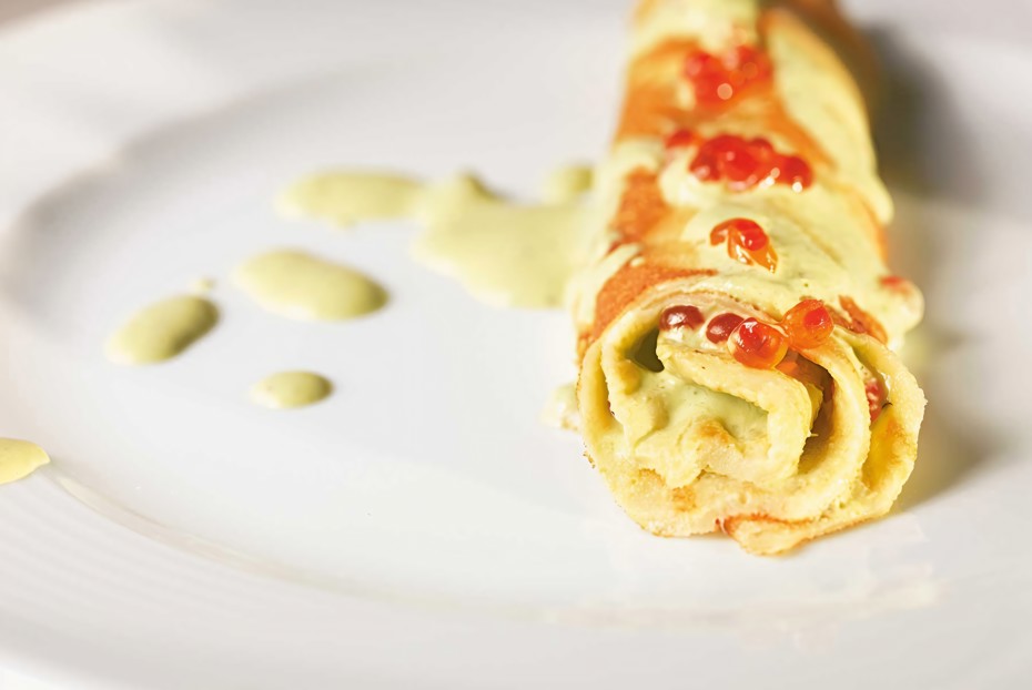 Фото рецепта Ржаные блинчики с соусом из зеленого лука, кинзы, сметаны и красной икры