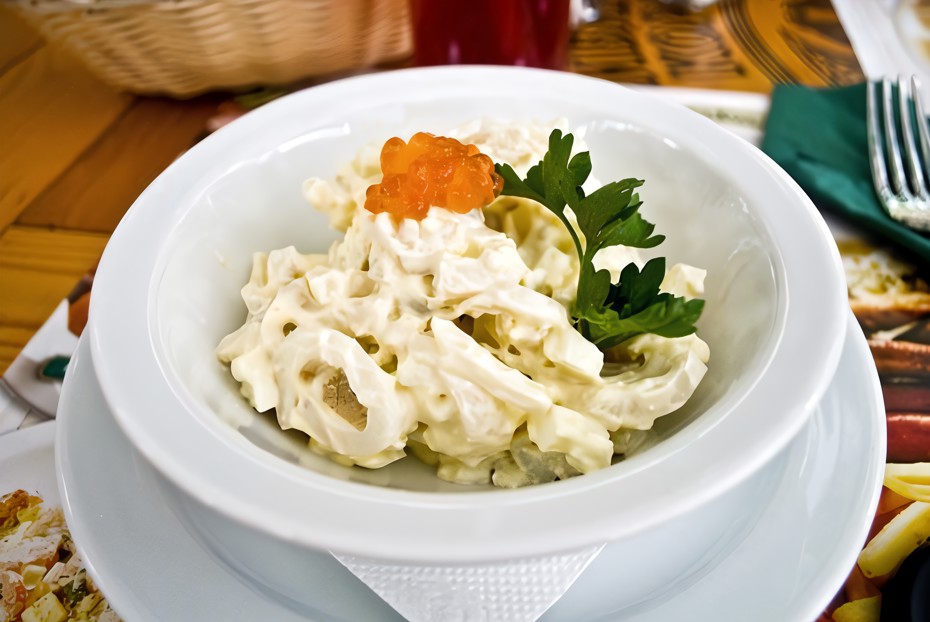 Фото рецепта Салат из кальмаров с сыром и грецкими орехами