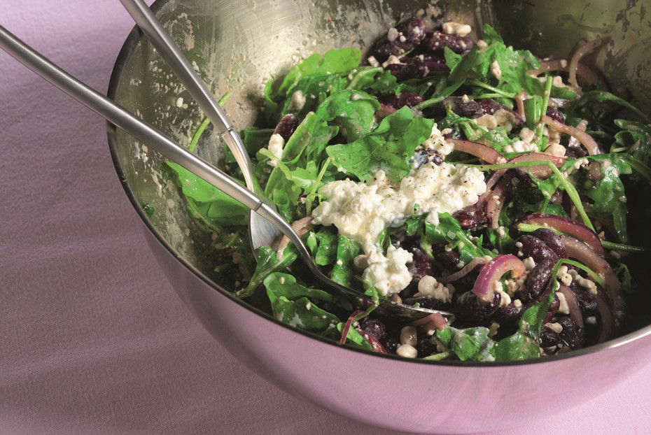 Фото рецепта Салат из красной фасоли с творожным сыром, красным луком и сезонным салатом