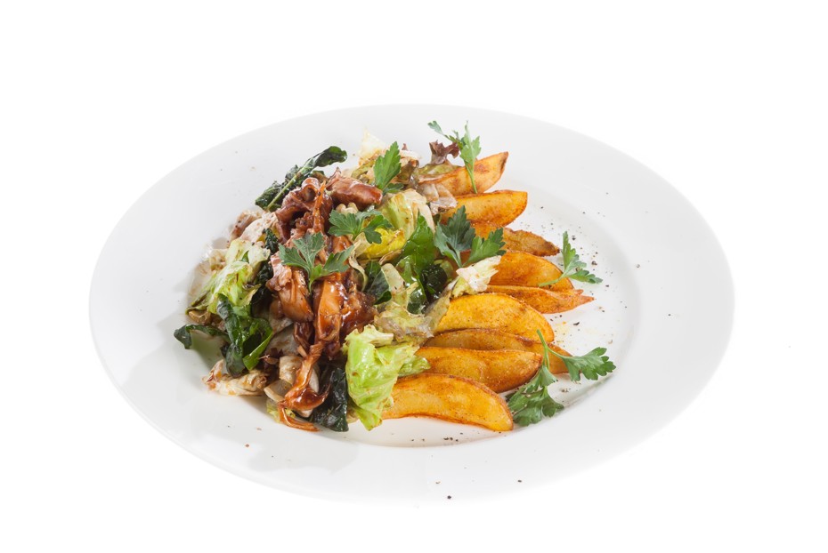 Фото рецепта Салат из куриных окорочков с соусом барбекю