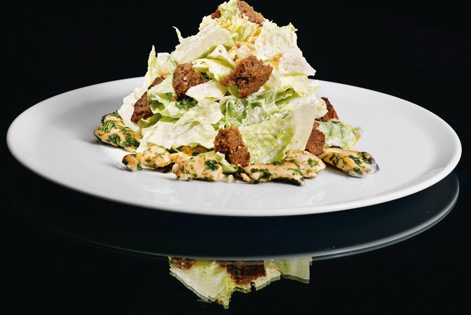 Фото рецепта Салат из листьев романо с заправкой из синего сыра