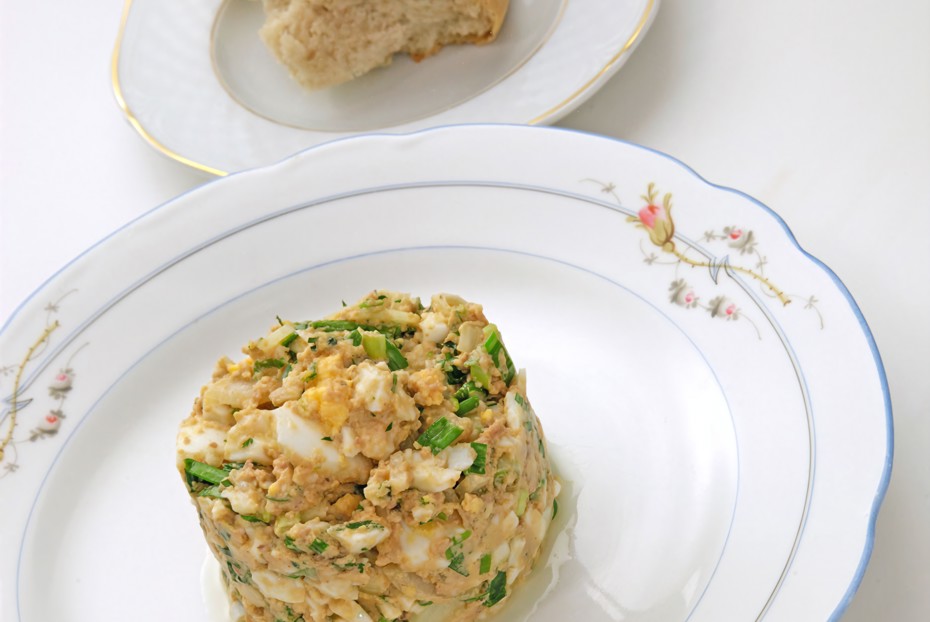 Фото рецепта Салат из печени трески и яиц