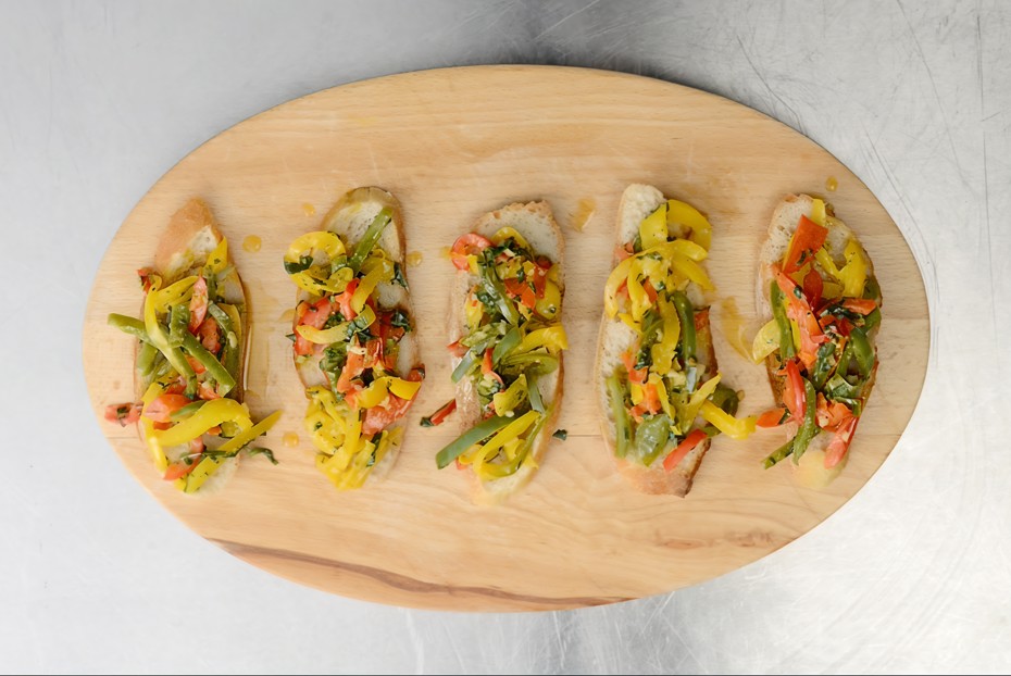 Фото рецепта Салат из перца по-баскски на белых сухарях