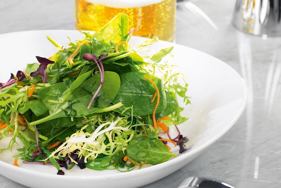 Фото рецепта Салат из шпината, щавеля, фризе и водорослей