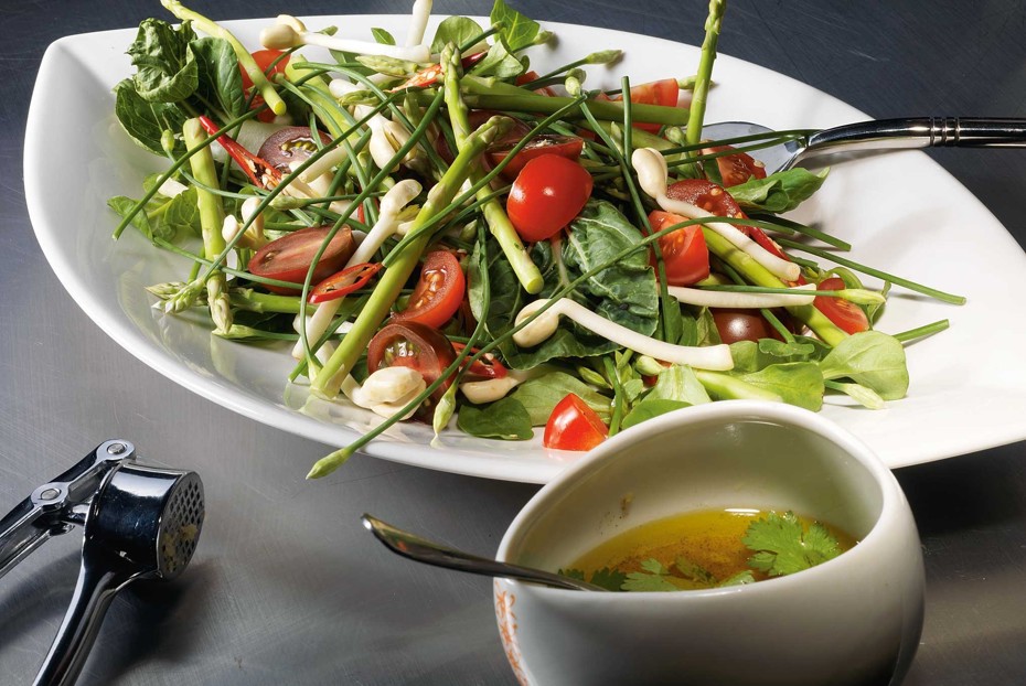 Фото рецепта Салат из спаржи, помидоров, бобовых проростков, корна и пекинской капусты