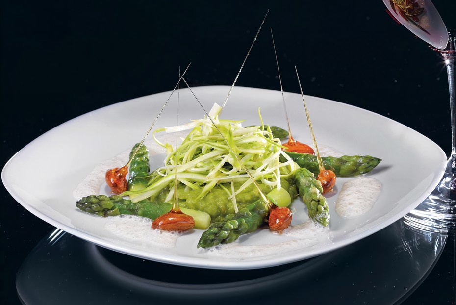 Фото рецепта Салат из спаржи с миндальной пеной